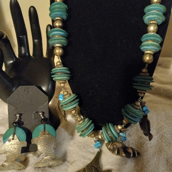 Used,not new very chunky 24 in necklace& 4 hanging  fish& matching  earrings. - Picture 3 of 4